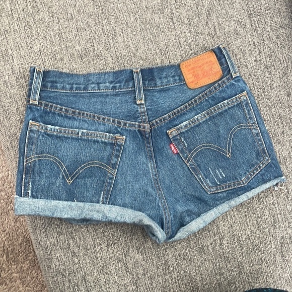 Levi's 501 distressed jean short - Picture 6 of 8